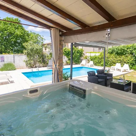 Beautiful In Nyaraló *